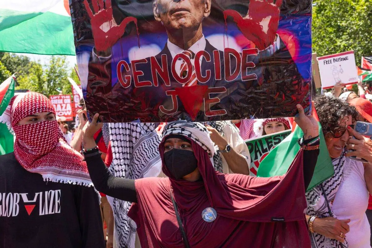 Manifestantes pró-Palestina cercam a Casa Branca para protestar contra o apoio contínuo do governo Biden a Israel, em 8 de junho de 2024, no centro de Washington, D.C. [Andrew Lichtenstein/Corbis via Getty Images]
