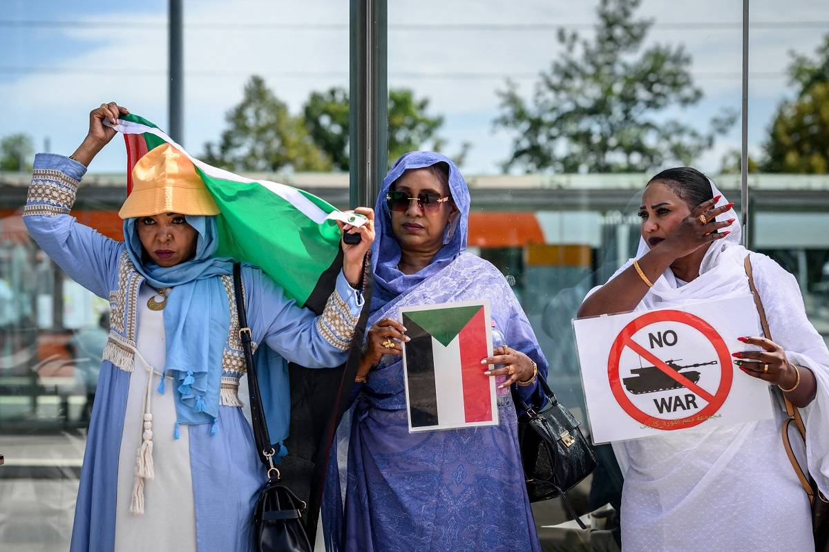Mulheres protestam por paz no Sudão, em meio a negociações por cessar-fogo, na cidade de Genebra, na Suíça, em 14 de agosto de 2024 [Fabrice Coffrini/AFP via Getty Images]
