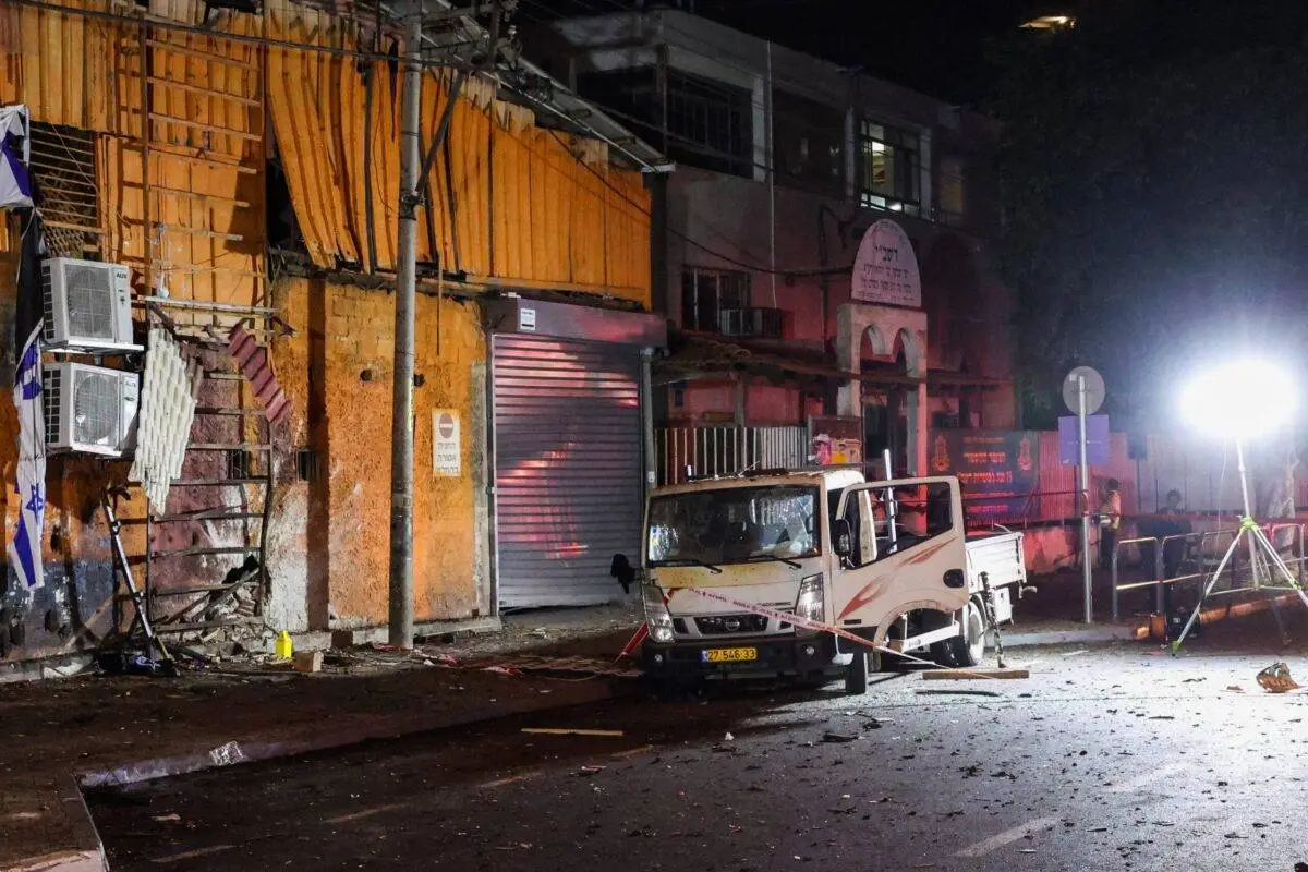 A segurança israelense e o pessoal de emergência isolam o local de uma explosão em Tel Aviv em 18 de agosto de 2024 [Jack Guez/AFP via Getty Images]