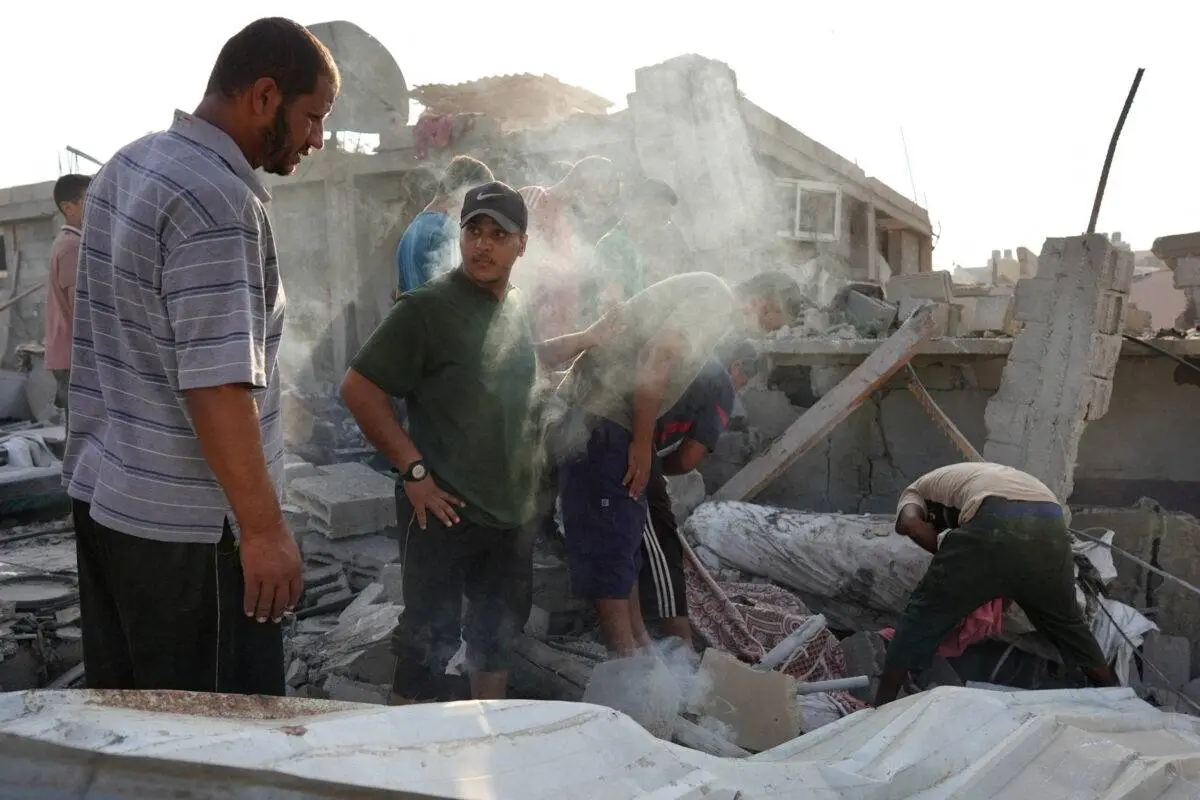 Danos deixados por bombardeios israelenses a Khan Younis, no sul de Gaza, em 27 de agosto de 2024 [Bashar Taleb/AFP via Getty Images]
