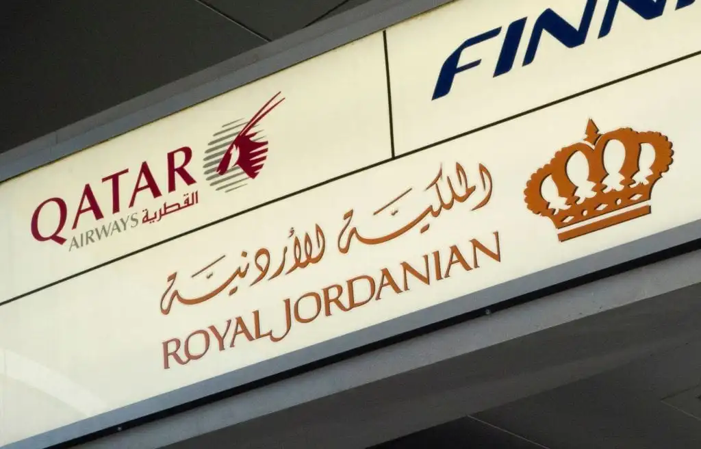 Placa indicativa do check-in das empresas aéreas Qatar Airways, Royal Jordanian Airlines e Finnair no Aeroporto Internacional John F. Kennedy, em Nova York, em 21 de março de 2017. [Don Emmert/AFP/Getty Images]
