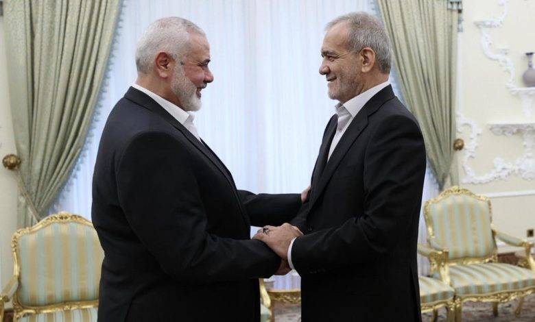 Ismail Haniyeh se reuniu com o presidente iraniano Masoud Pezeshkian no dia de sua posse,  em 30 de julho de 2024, em Teerã, Irã; [Presidência do Irã via Getty Images]
