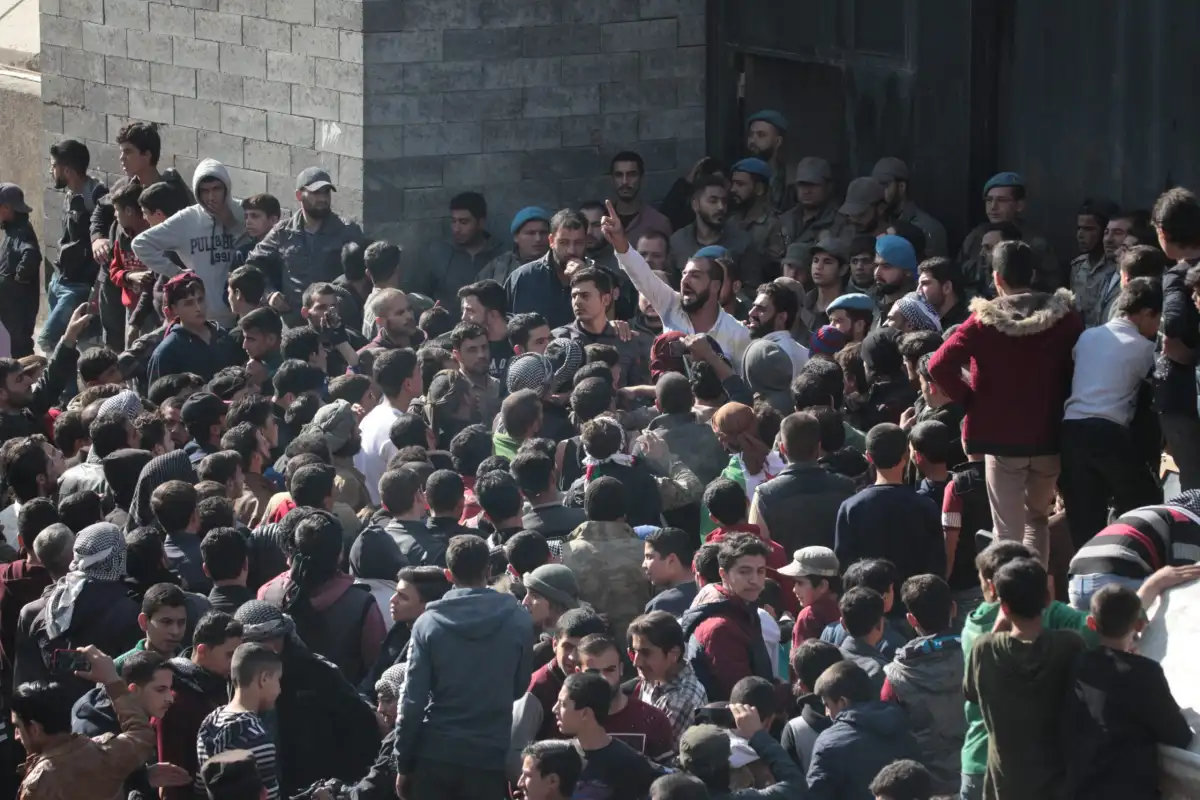 Protestar contra os dois ataques de 10 de julho com veículos carregados de bombas, que mataram pelo menos 18 civis e feriram 27. Em frente ao prédio da polícia no distrito de al-Bab, na Síria, em 17 de novembro de 2019 [Omer Alven/Anadolu Agency]
