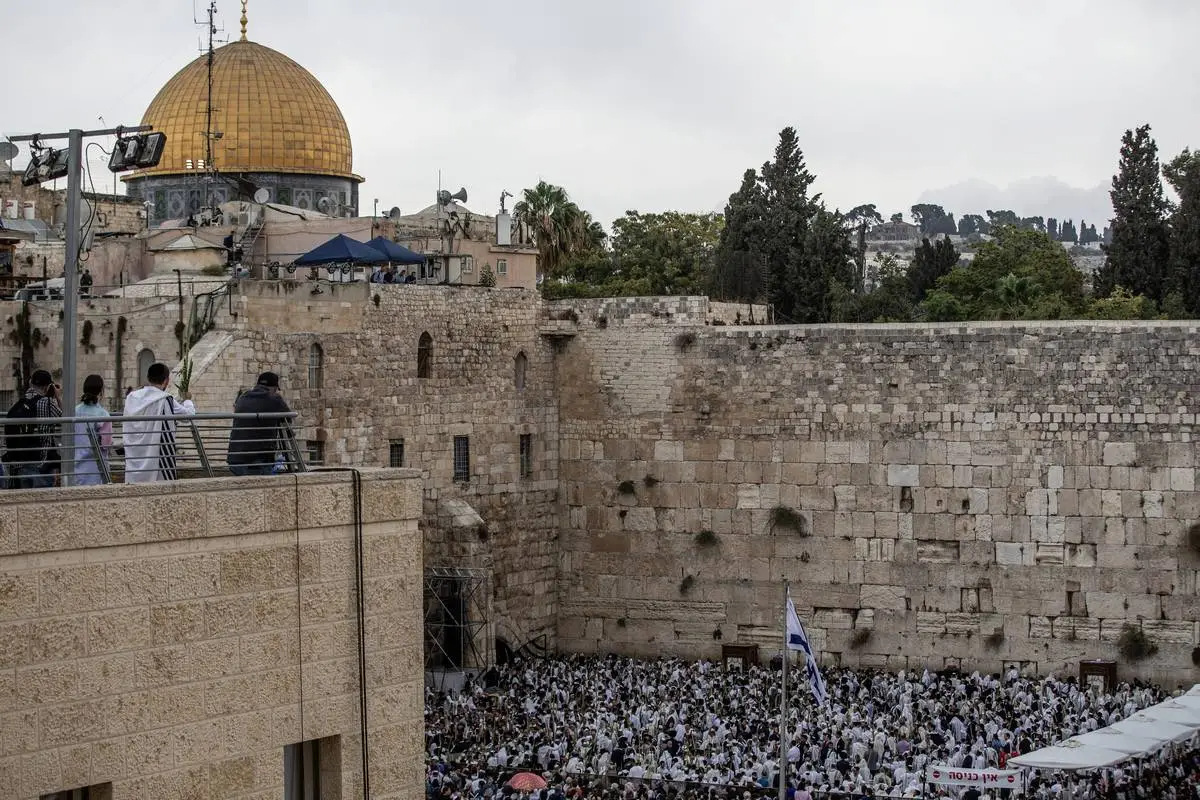 Judeus rezam em frente ao Muro das Lamentações (Al-Buraq) durante o feriado judaico de Sucot na Cidade Velha de Jerusalém em 02 de outubro de 2023 [Mostafa Alkharouf/ Agência Anadolu]
