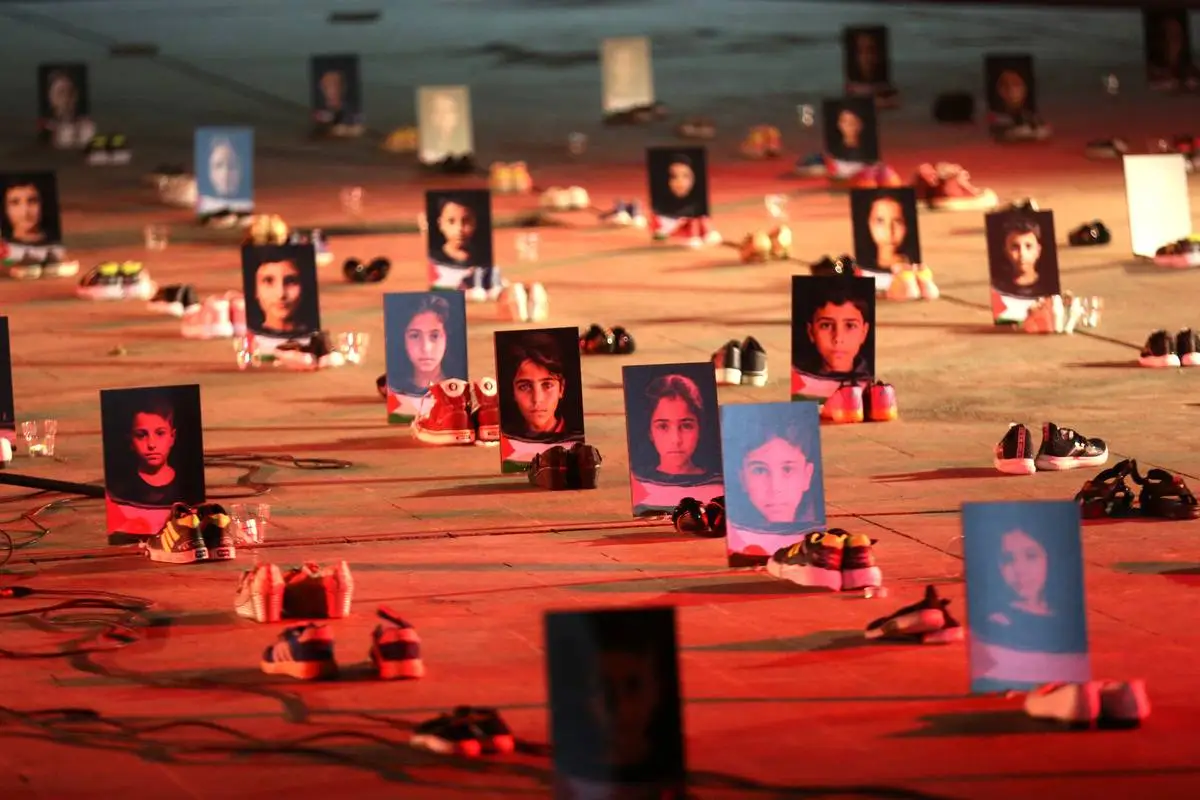 Pessoas colocam pares de sapatos infantis para chamar a atenção para as crianças palestinas mortas nos ataques israelenses em Gaza durante evento comemorativo realizado na Praça Heft-e Tir em Teerã, Irã, em 22 de dezembro de 2023 [Fatemeh Bahrami/ Agência Anadolu]
