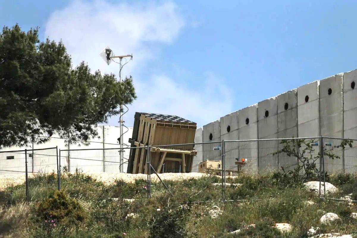 Sistema israelense antimísseis Domo de Ferro, em Jerusalém ocupada, em 15 de abril de 2024 [Saeed Qaq/Agência Anadolu]
