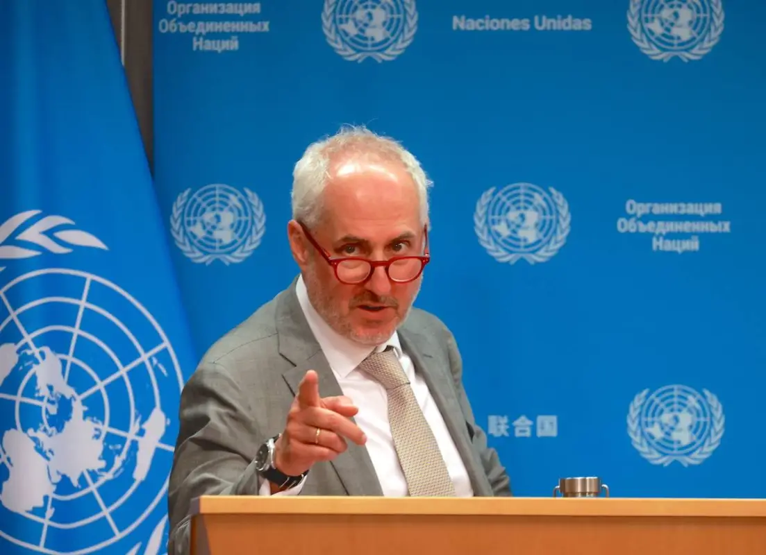 Stephane Dujarric de la Riviere, o porta-voz do Secretário-Geral das Nações Unidas, Antonio Guterres, fala durante a coletiva de imprensa realizada pelo Secretário-Geral da ONU, Antonio Guterres (não visto) e Melissa Fleming (não vista), Subsecretária-Geral para Comunicações Globais da ONU em Nova York, Estados Unidos, em 24 de junho de 2024. [ Selçuk Acar/ Agência Anadolu]
