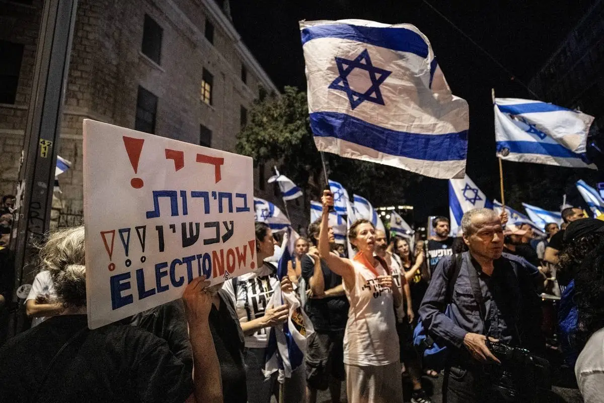 Israelenses protestam contra o governo do premiê Benjamin Netanyahu, reivindicam troca de prisioneiros com o grupo palestino Hamas, em Jerusalém ocupada, em 27 de junho de 2024 [Mostafa Alkharouf/Agência Anadolu]
