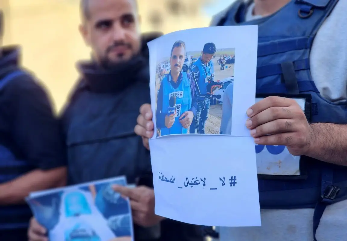Jornalistas protestam contra o assassinato de seus colegas Tamim Muammar e Abdullah al-Susi, mortos por forças israelenses em Khan Younis, na Faixa de Gaza, em 10 de agosto de 2024 [Hani Alshaer/Agência Anadolu]
