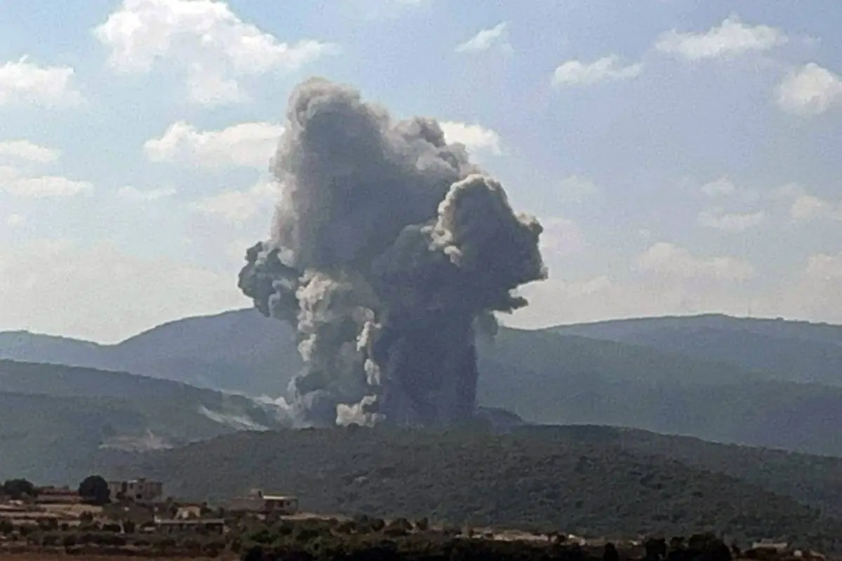 A fumaça sobe após um ataque aéreo israelense atingir a cidade de Zibqin no sul do Líbano em 25 de agosto de 2024. [Kwonat Hajo/ Agência Anadolu]
