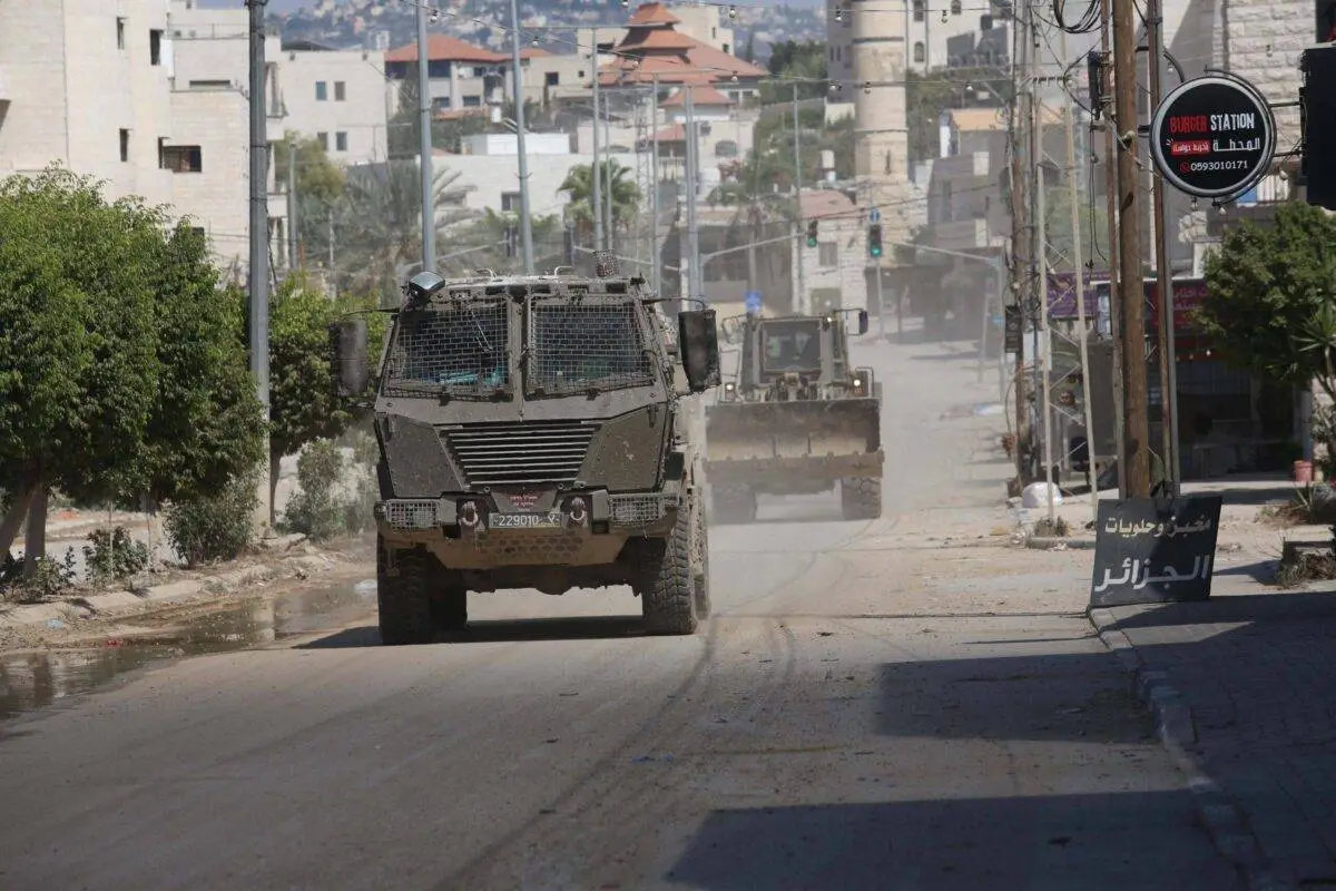 Patrulhas do exército israelense nas ruas durante incursão em Tulkarm após o lançamento de uma ofensiva militar em larga escala na Cisjordânia, em 3 de setembro de 2024 [Nedal Eshtayah/Agência Anadolu]
