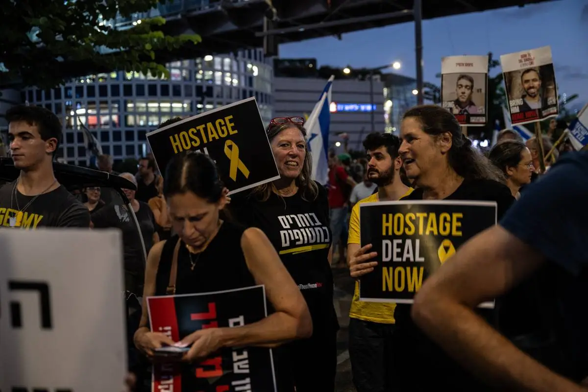 Milhares de israelenses protestando contra o primeiro-ministro israelense Benjamin Netanyahu e seu governo por não assinarem o acordo de cessar-fogo com Gaza em frente ao Ministério da Defesa em Tel Aviv, Israel, em 03 de setembro de 2024. [Mostafa Alkharouf – Agência Anadolu]
