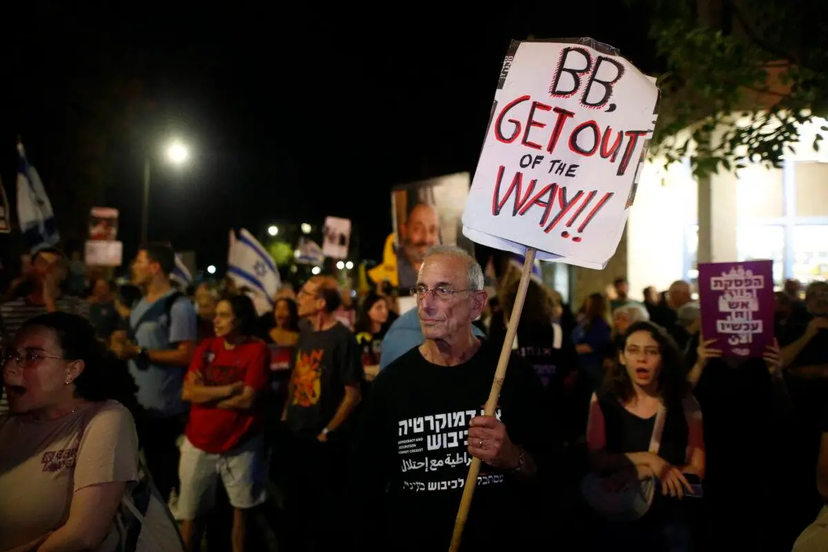 Israelenses tomam as ruas contra o premiê Benjamin Netanyahu, por um acordo de troca de prisioneiros com o grupo palestino Hamas, em frente a sua residência oficial na cidade ocupada de Jerusalém, em 3 de setembro de 2024 [Saeed Qaq/Agência Anadolu]
