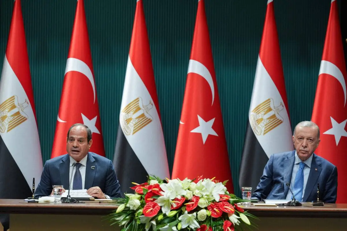 O presidente turco Recep Tayyip Erdogan (dir.) e o presidente egípcio Abdel Fattah el-Sisi (esq.) dão uma entrevista coletiva conjunta após seu encontro no Complexo Presidencial em Ancara, Turquia, em 4 de setembro de 2024 [Emin Sansar/Agência Anadolu]