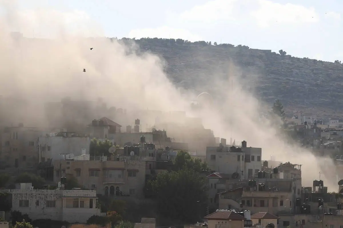 Forças israelenses explodem casa em Jenin, Cisjordânia ocupada, em 5 de setembro de 2024 [Issam Rimawi/Agência Anadolu]
