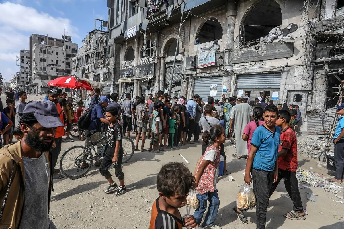 Palestinos fazem fila em frente a uma padaria em Khan Yunis, Gaza, em 08 de setembro de 2024 [Abed Rahim Khatib/Agência Anadolu]
