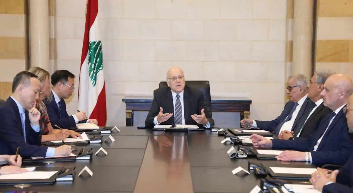 O primeiro-ministro interino libanês Najib Mikati se reúne com embaixadores dos estados-membros do Conselho de Segurança das Nações Unidas (ONU) na sede do governo na capital, Beirute, Líbano, em 9 de setembro de 2024 [Gabinete do primeiro-ministro libanês/Agência Anadolu]

