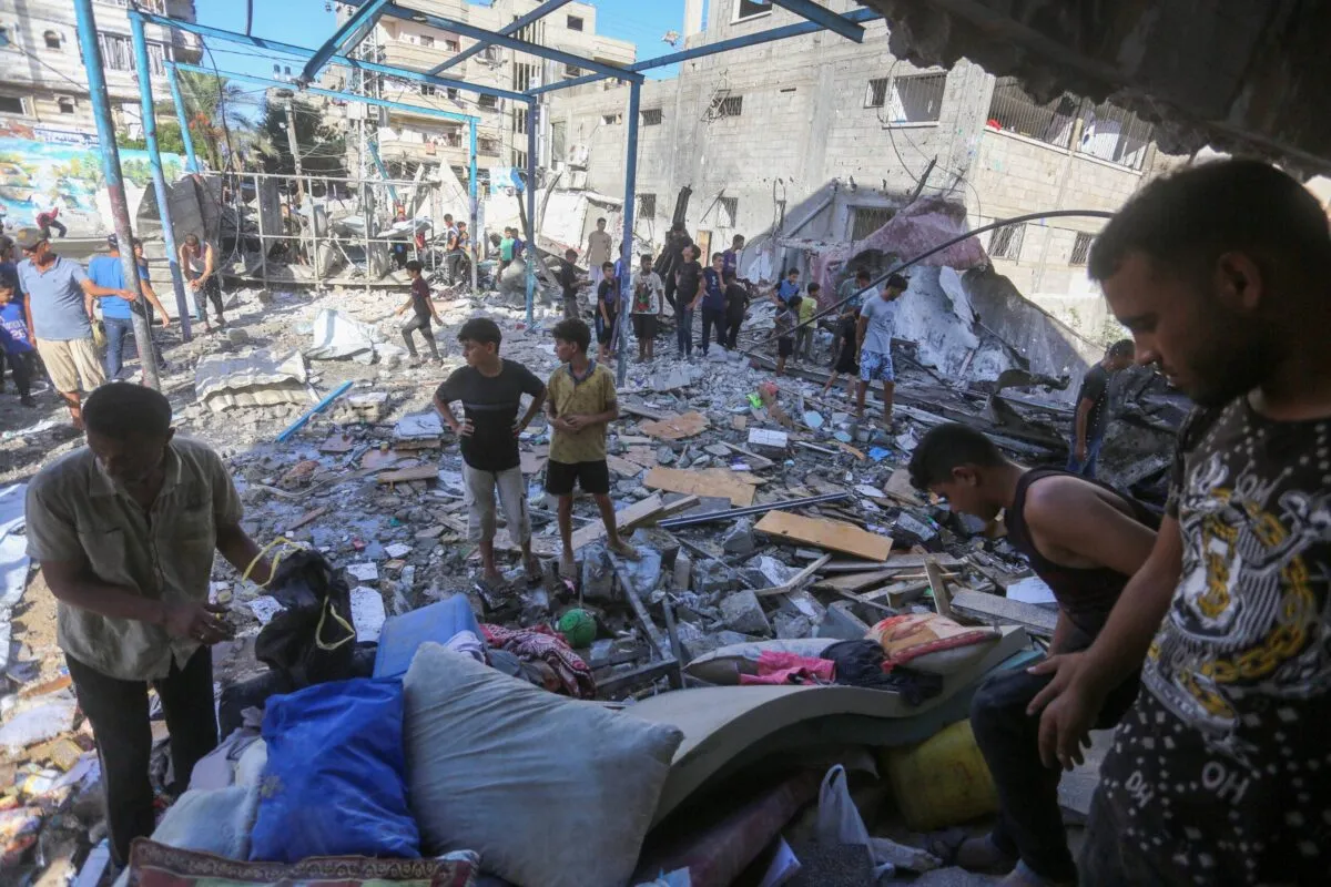 Equipes de defesa civil e civis realizam operações de busca e resgate dos escombros após um ataque israelense à escola da UNRWA no Campo de Refugiados de Nuseirat na Cidade de Gaza, Gaza em 11 de setembro de 2024 [Ashraf Amra/Agência Anadolu] 
