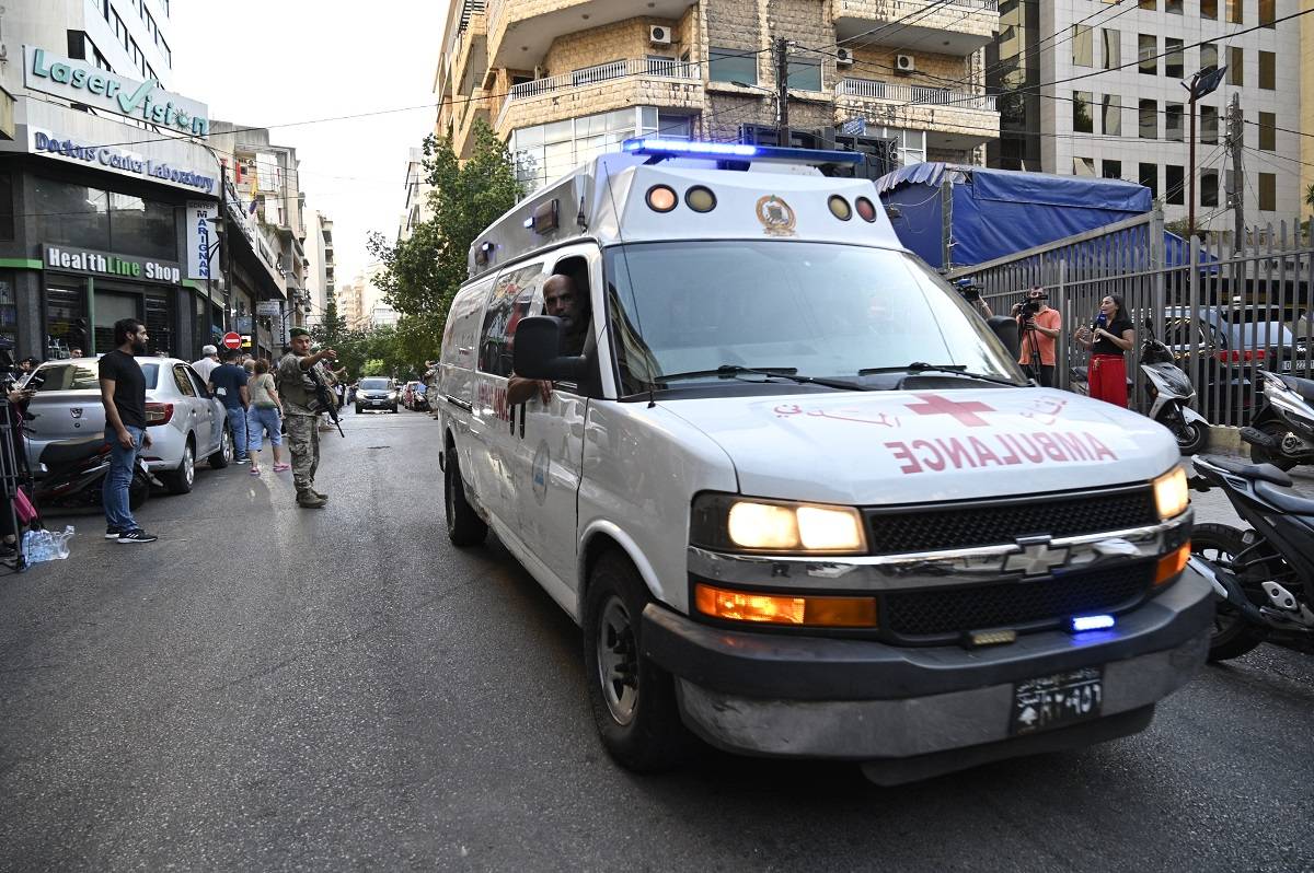 Ambulâncias transportam vítimas da detonação remota de aparelhos de rádio na cidade de Beirute, no Líbano, em 17 de setembro de 2024 [Houssam Shbaro/Agência Anadolu]
