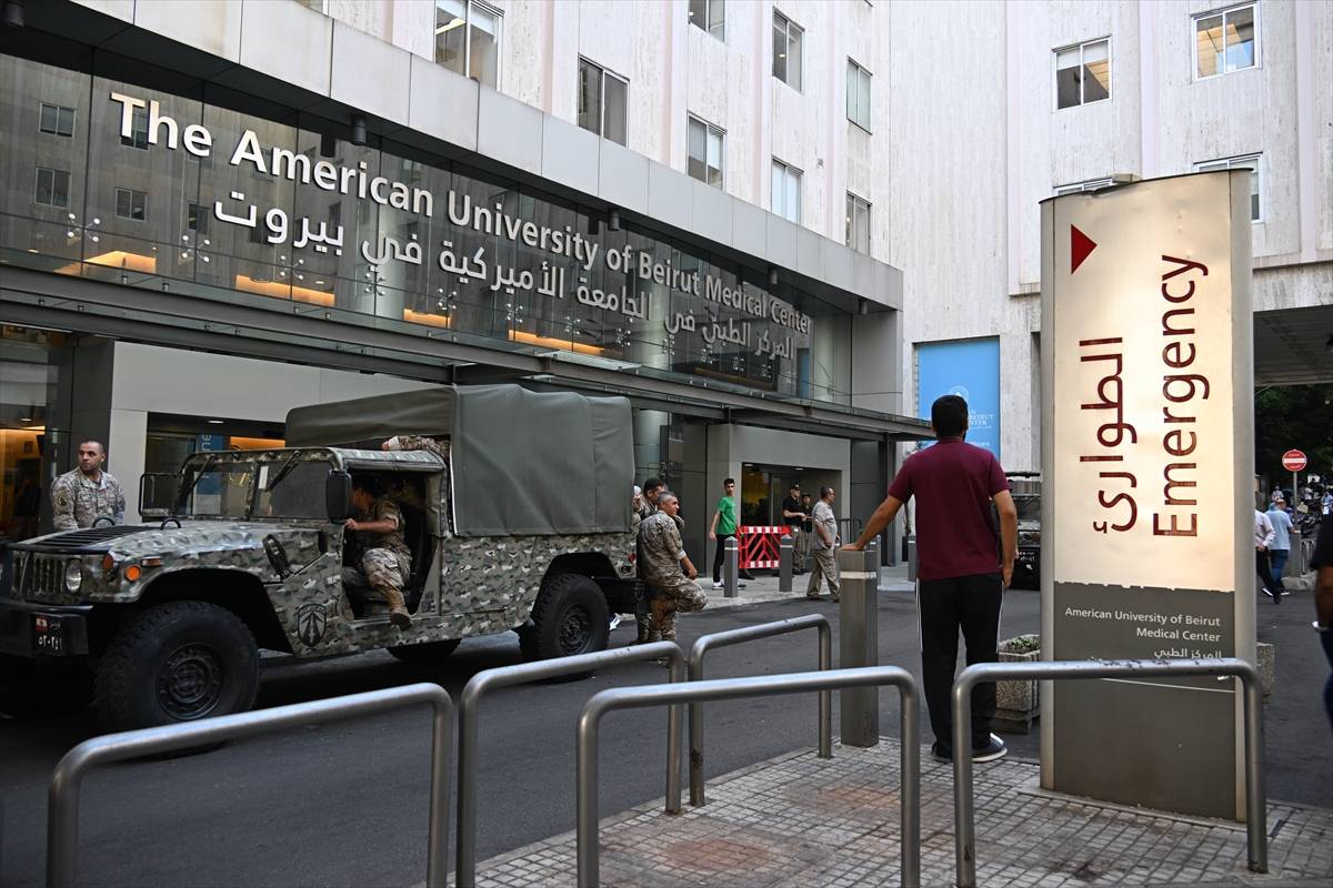 As forças de segurança libanesas tomam precauções ao redor do hospital enquanto alguns dos libaneses que ficaram feridos em explosões de pagers são tratados no Centro Médico da Universidade Americana de Beirute, na capital Beirute, Líbano, em 18 de setembro de 2024. [ Houssam Shbaro/Agência Anadolu]