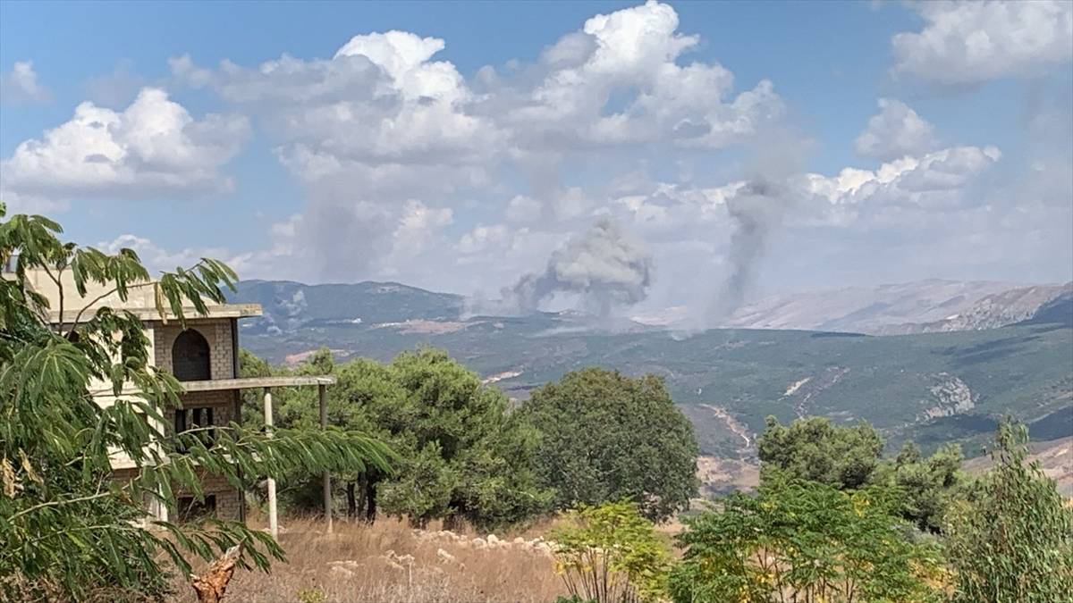 Fumaça oriunda de bombardeios israelenses na região de Jabal al-Rayhan, no sul do Líbano, em 21 de setembro de 2024 [Ramiz Dallah/Agência Anadolu]
