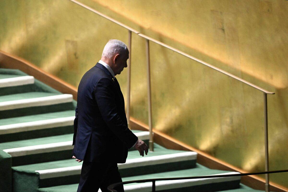 Primeiro-ministro de Israel, Benjamin Netanyahu, caminha ao pódio para discursar à 79ª Assembleia Geral das Nações Unidas, em Nova York, Estados Unidos, em 27 de setembro de 2024 [Fatih Aktas/Agência Anadolu] 
