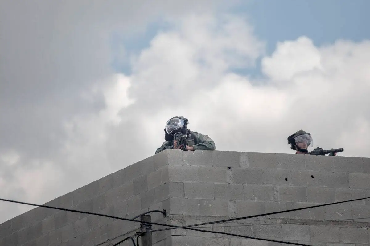 Franco-atiradores israelenses nos telhados da Cisjordânia, em 19 de abril de 2019 [Bruno Thevenin/SOPA Images/LightRocket via Getty Images]
