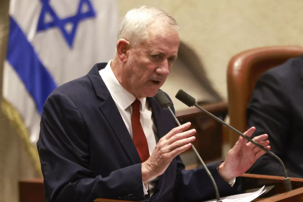 Ex-ministro da Defesa de Israel, Benny Gantz, em sessão do parlamento (Knesset), em Jerusalém ocupada, 10 de julho de 2023 [Menahem Kahana/AFP via Getty Images]
