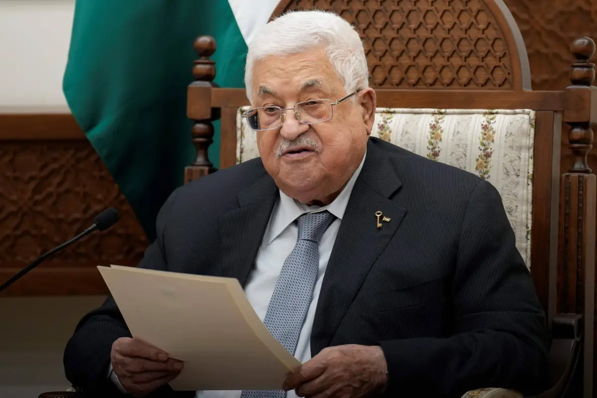 O presidente palestino Mahmoud Abbas fala durante uma reunião na cidade de Ramallah, na Cisjordânia ocupada, em 24 de outubro de 2023 [Christophe Ena/POOL/AFP via Getty Images]