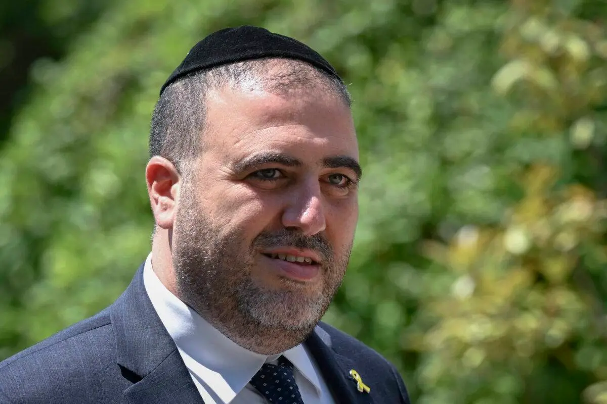 O Ministro do Interior de Israel, Moshe Arbel, observa enquanto chega para uma reunião em Pristina em 18 de junho de 2024 [Armend Nimani/AFP via Getty Images]
