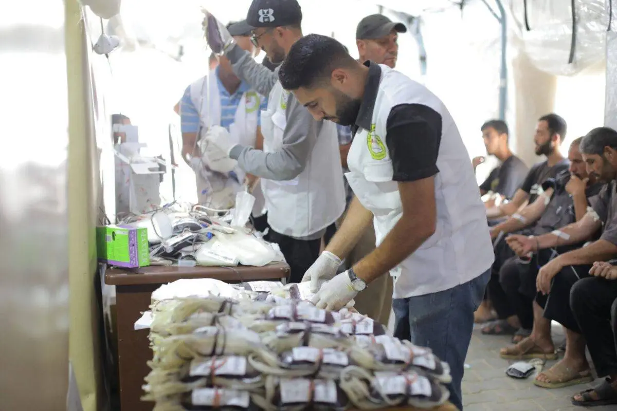 Trabalhadores de saúde e voluntários recebem doações de sangue durante campanha em Gaza, em 26 de julho de 2024 [Hassan Jedi/Anadolu via Getty Images]
