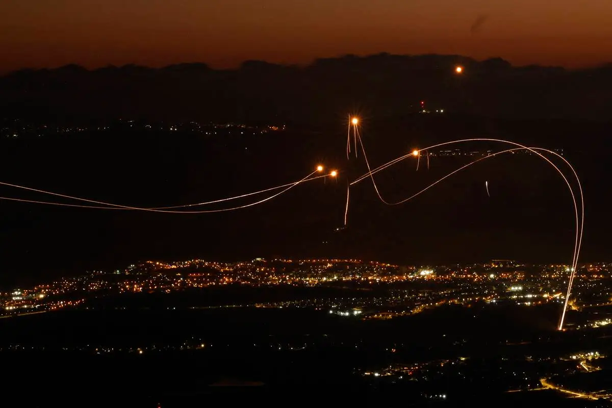 Foguetes disparados do sul do Líbano são interceptados pelo sistema de defesa aérea Iron Dome de Israel sobre a região da Alta Galileia no norte de Israel em 23 de agosto de 2024. [Foto de Jalaa Marey/AFP via Getty Images]
