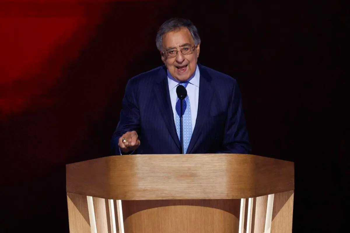 O ex-secretário de Defesa dos EUA, Leon Panetta, fala no palco durante o último dia da Convenção Nacional Democrata no United Center em Chicago, Illinois, em 22 de agosto de 2024 [Chip Somodevilla/Getty Images]
