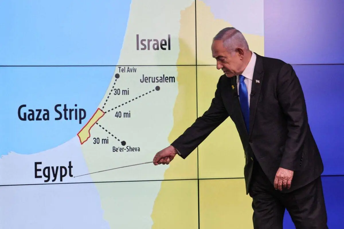 O primeiro-ministro de Israel, Benjamin Netanyahu, aponta para o Egito em um mapa durante uma coletiva de imprensa no Government Press Office (GPO) em Jerusalém em 4 de setembro de 2024 [Abir Sultan/POOL/AFP via Getty Images]