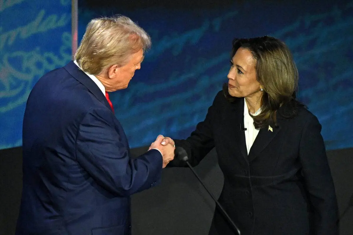 A vice-presidente dos EUA e candidata presidencial democrata Kamala Harris cumprimenta o ex-presidente dos EUA e candidato presidencial republicano Donald Trump durante um debate presidencial no National Constitution Center na Filadélfia, Pensilvânia, em 10 de setembro de 2024 [Saul Loeb/AFP via Getty Images]