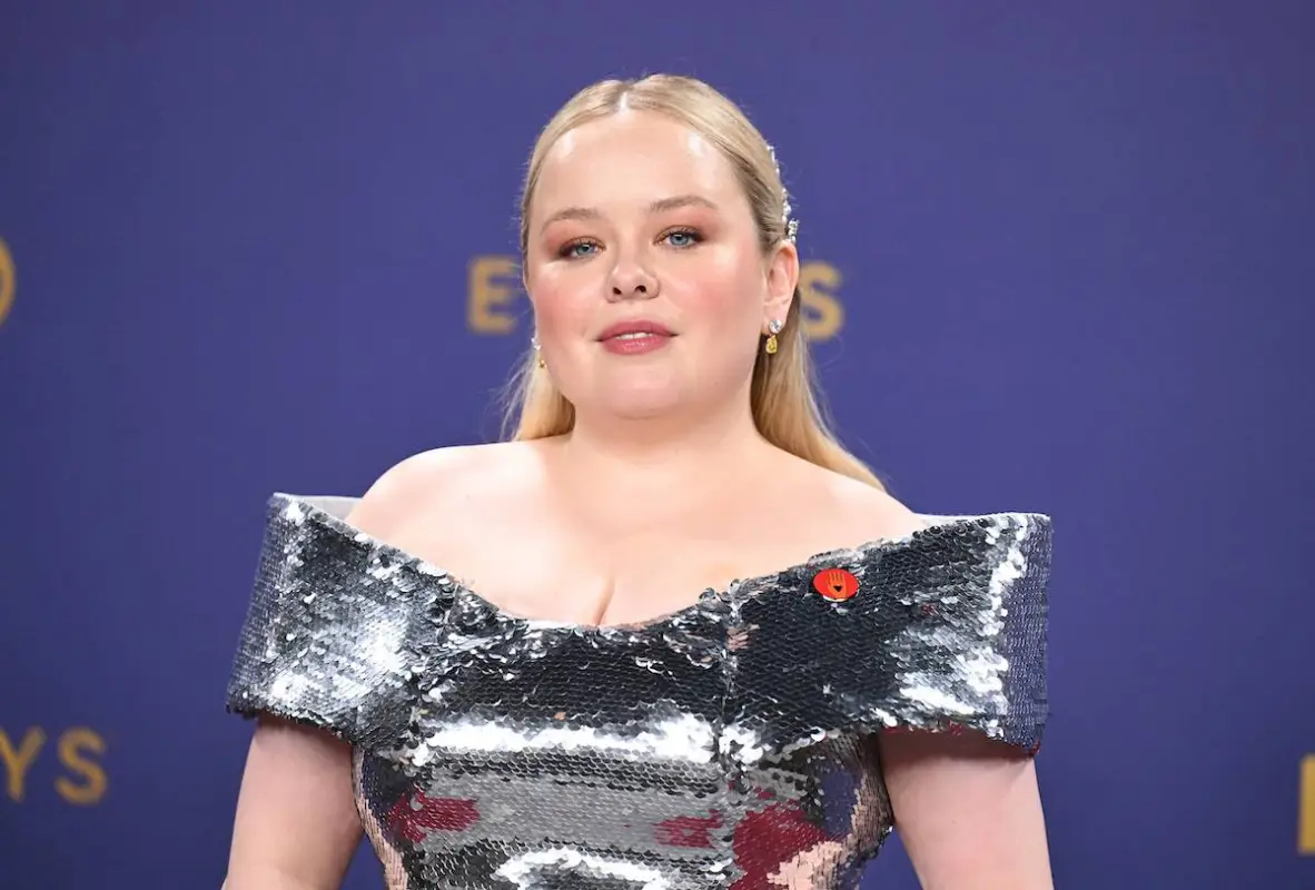 Nicola Coughlan, atriz da série de televisão Bridgerton, no tapete vermelho do 76º Emmy Awards, em Los Angeles, EUA, em 15 de setembro de 2024 [Gilbert Flores/Variety via Getty Images]
