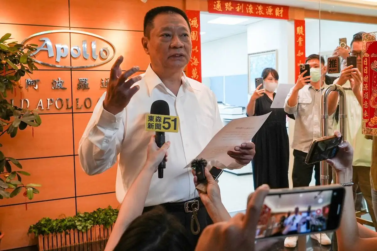 Hsu Ching-kuang (esq.), chefe da empresa taiwanesa Gold Apollo, fala com a mídia do lado de fora do escritório da empresa na cidade de Nova Taipei em 18 de setembro de 2024. [Yan Zhao/AFP via Getty Images]
