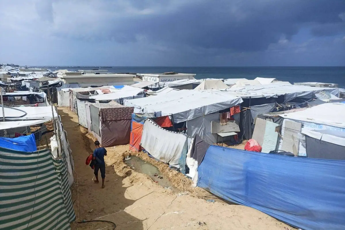 Palestinos deslocados em Gaza vivendo em tendas improvisadas em 23 de setembro de 2024 [Beit Lahia Development Association]
