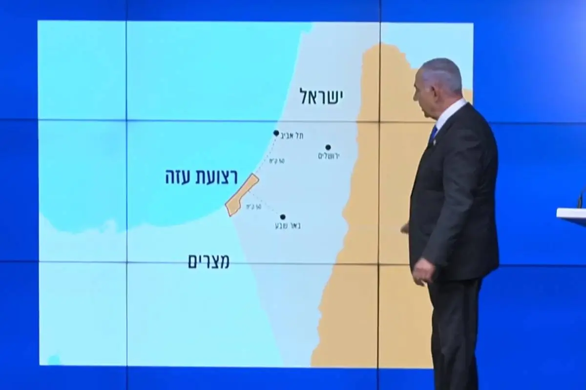 Primeiro-ministro de Israel, Benjamin Netanyahu, apresenta mapa de seu país que inclui a Cisjordânia, em pronunciamento à imprensa, em Jerusalém ocupada, em 2 de setembro de 2024 [Screenshot/Agência Anadolu]
