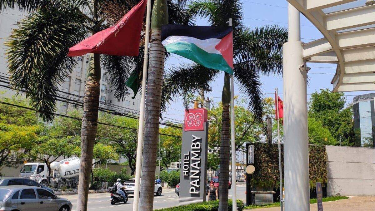 Bandeira do Estado da Palestina tremula em frente ao Hotel Panamby, em São Paulo, onde acontecerá o 11° Congresso da Federação Árabe Palestina do Brasil (Fepal), São Paulo, 20 de setembro de 2024 [Fepal]

