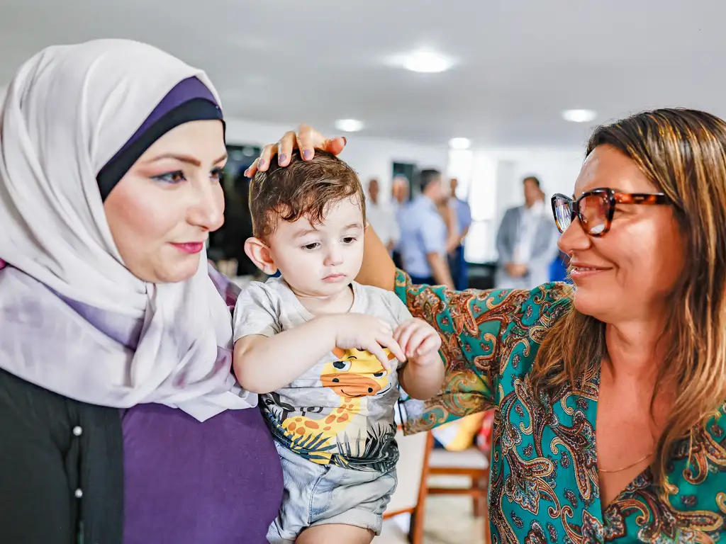 Primeira-dama do Brasil, Janja Lula da Silva, encontra-se com repatriados de Gaza em Brasília, em 25 de dezembro de 2023 [Ricardo Stuckert/Presidência da República/Divulgação]
