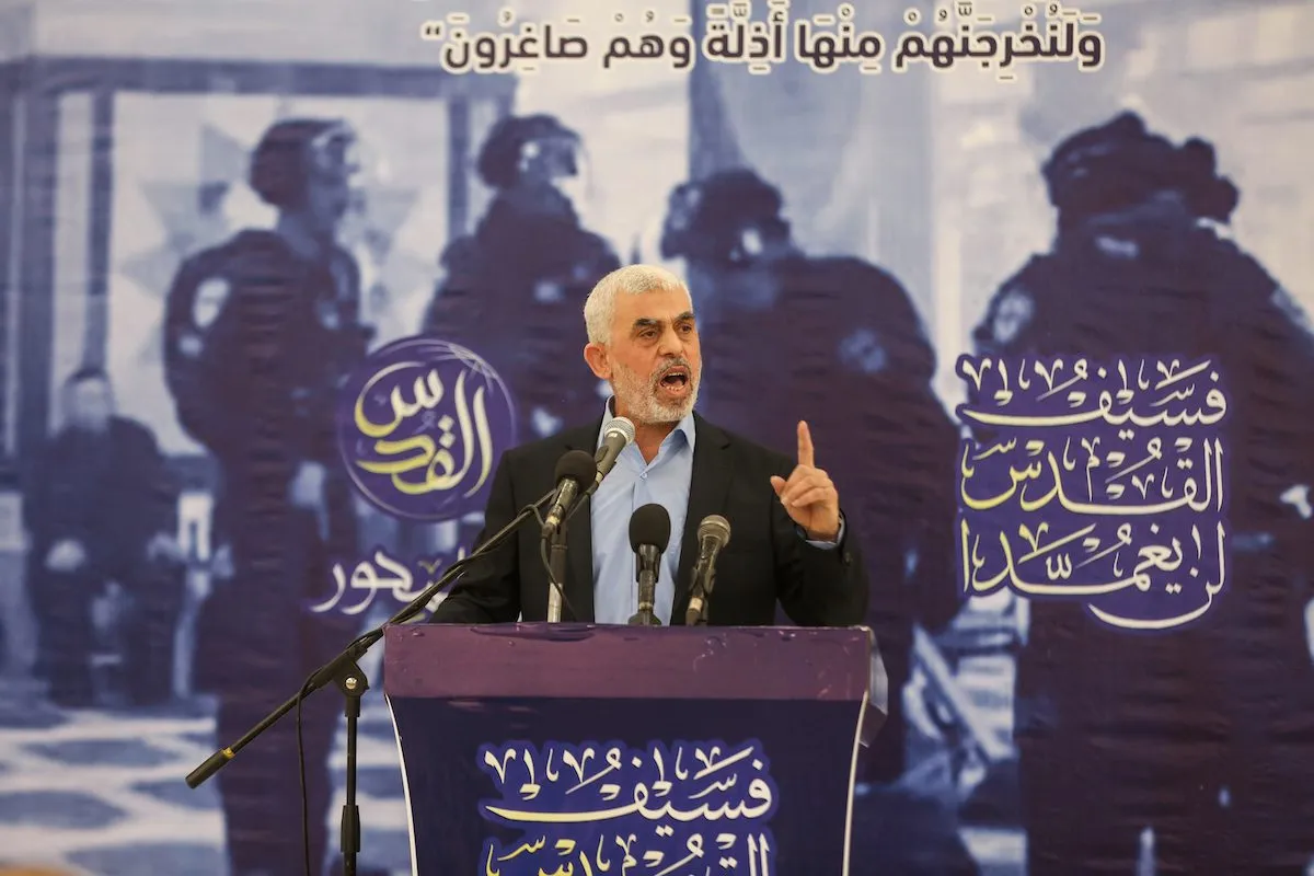 Yahya Sinwar, o chefe do Hamas em Gaza, fala durante um jantar iftar do Hamas durante o mês sagrado do Ramadã na Cidade de Gaza, Gaza, em 30 de abril de 2022. [Ali Jadallah/ Agência Anadolu]