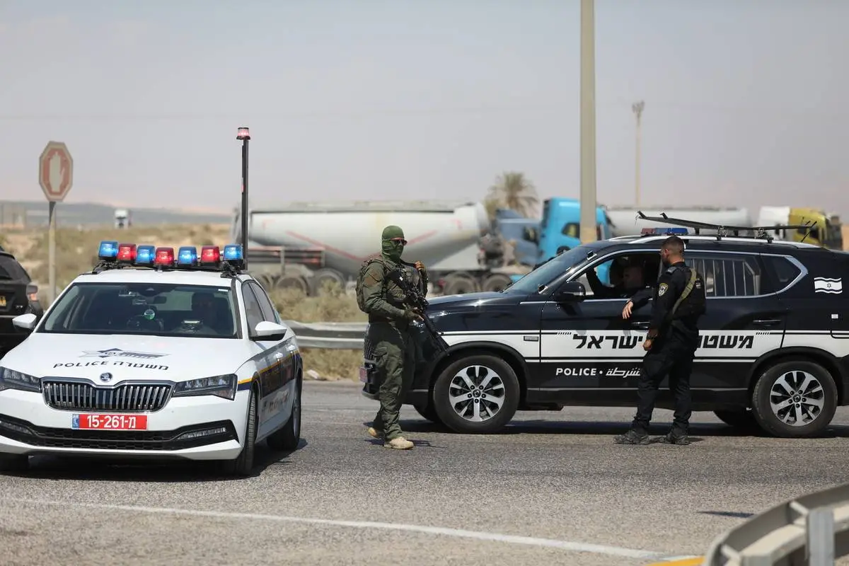 Polícia israelense patrulha local de suposto ataque a tiros na ponte Allenby (Rei Hussein), entre Jordânia e Cisjordânia, em 8 de setembro de 2024 [Saeed Qaq/Agência Anadolu]
