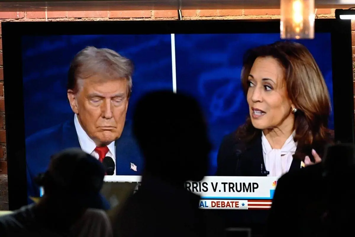 Pessoas se reúnem para assistir ao debate presidencial entre Donald Trump e Kamala Harris juntos em Charlotte, Estados Unidos, em 10 de setembro de 2024 [Peter Zay/Agência Anadolu]

