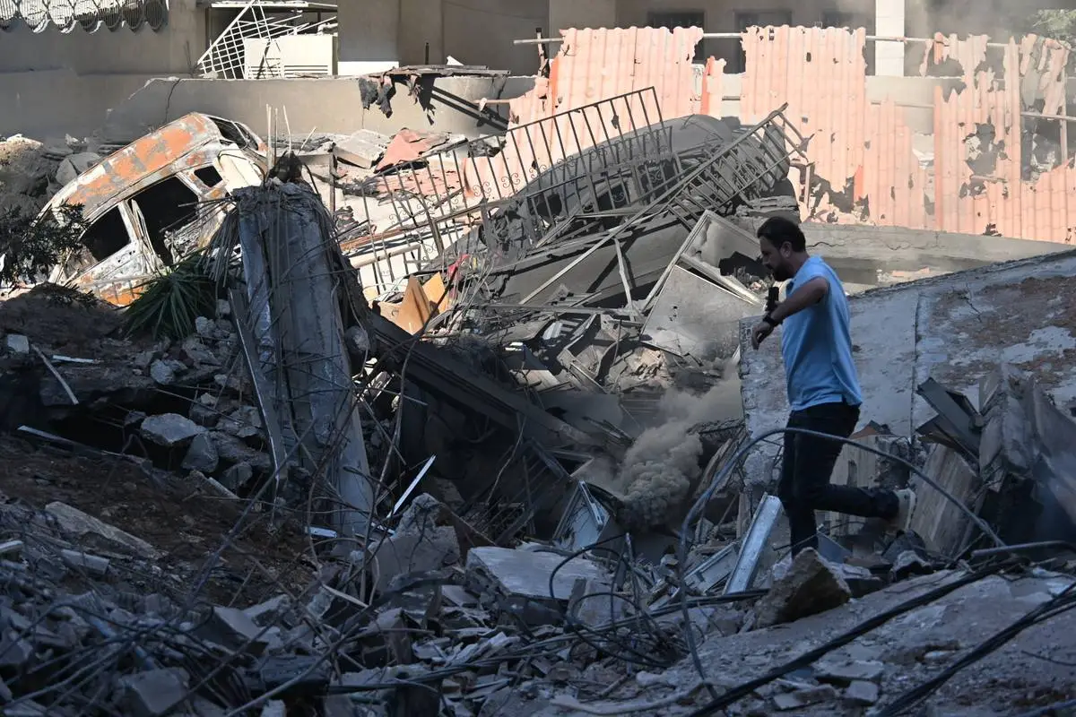 Destroços deixados por ataques aéreos israelenses ao sul de Beirute, no Líbano, em 29 de setembro de 2024 [Houssam Shbaro/Agência Anadolu]
