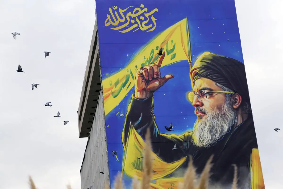 Um retrato do secretário-geral do Hezbollah, Hassan Nasrallah, morto em um ataque israelense na capital libanesa na sexta-feira, é pendurado em um prédio em Teerã, no Irã, em 30 de setembro de 2024. [Fatemeh Bahrami / Agência Anadolu].
