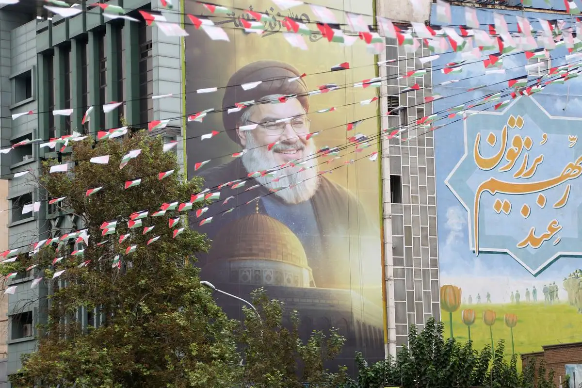 Um retrato do Secretário-Geral do Hezbollah, Hassan Nasrallah, que foi morto em um ataque israelense na capital libanesa na sexta-feira, está pendurado em um prédio em Teerã, Irã, em 30 de setembro de 2024. [Fatemeh Bahrami / Agência Anadolu]