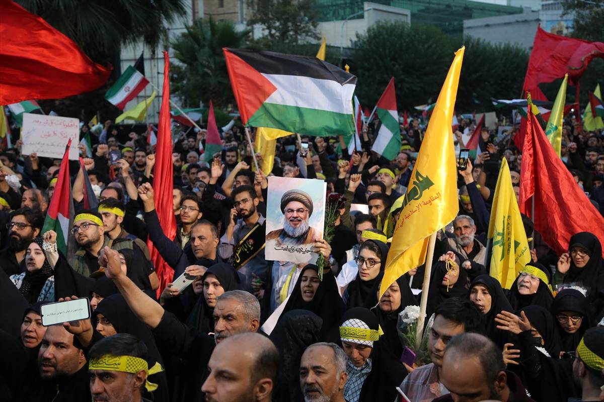 Protesto em Teerã, com bandeiras palestinas e do Hezbollah, após assassinato do líder do Hezbollah, Hassan Nasrallah, em 30 de setembro de 2024 [Fatemeh Bahrami/Agência Anadolu]
