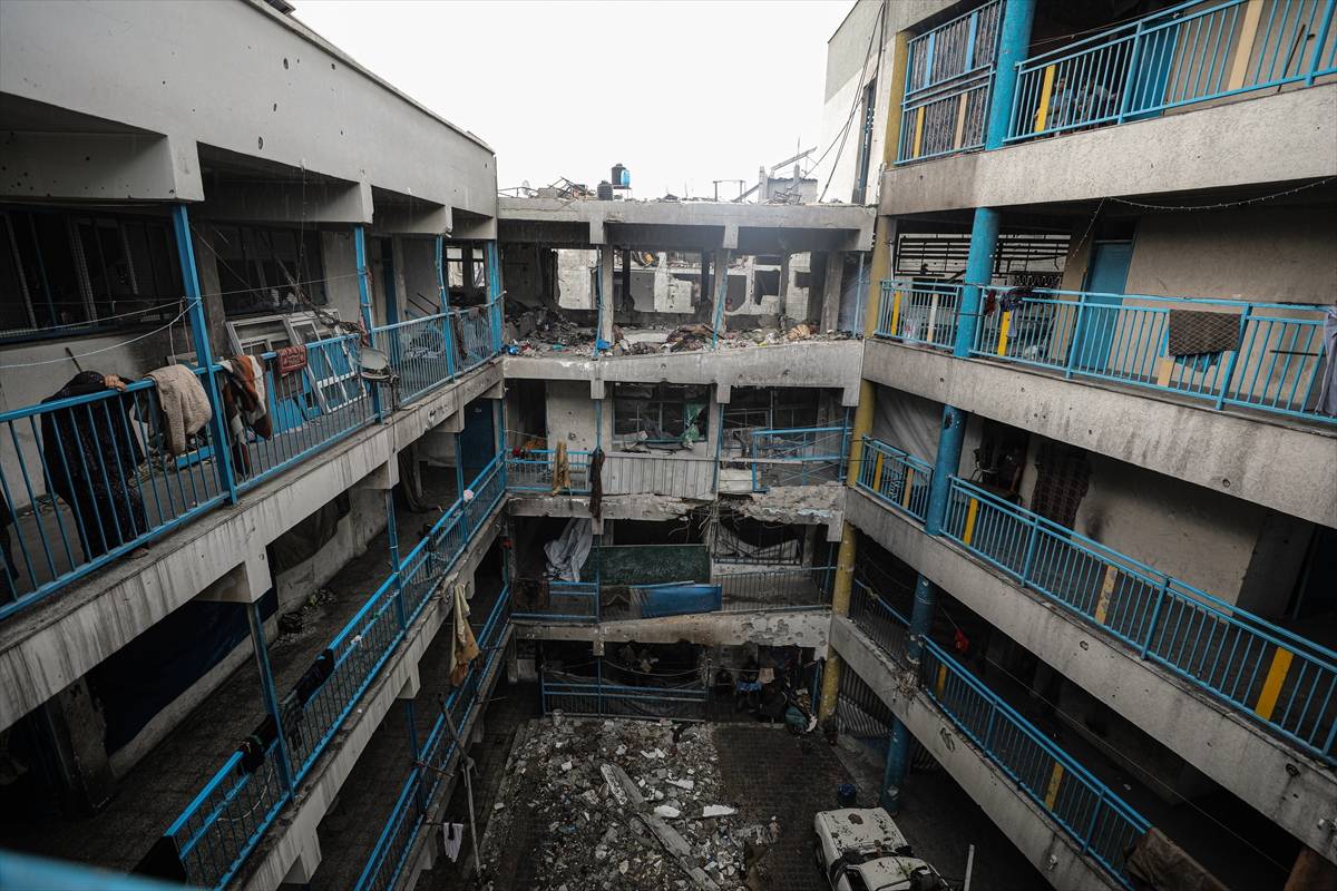 Destruição deixada por ataque israelense ao colégio Shujaiyya, convertido em abrigo para famílias deslocadas à força, na Cidade de Gaza, em 1º de outubro de 2024 [Dawoud Abo Alkas/Agência Anadolu]
