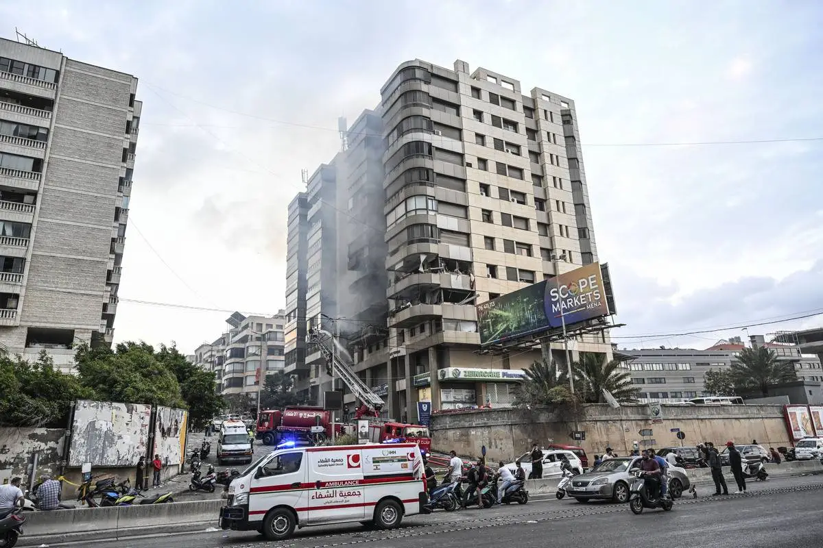 Incêndio causado por ataques israelenses ao Hospital al-Zahra, em Beirute, no Líbano, em 1º de outubro de 2024 [Murat Sengül/Agência Anadolu]
